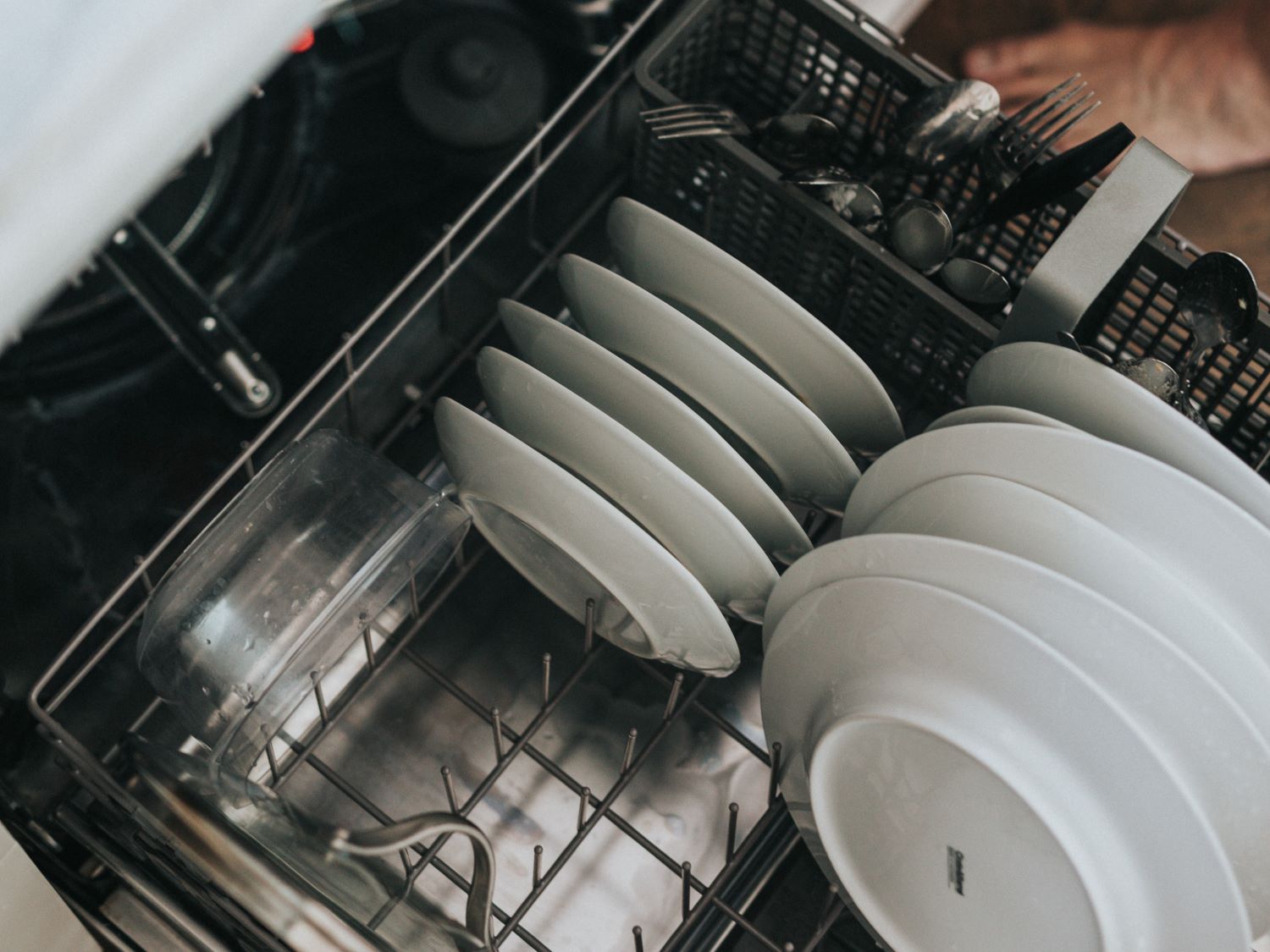 You are currently viewing Make Your Dishwasher Last Longer: 8 Tips to Keep It Running Smoothly